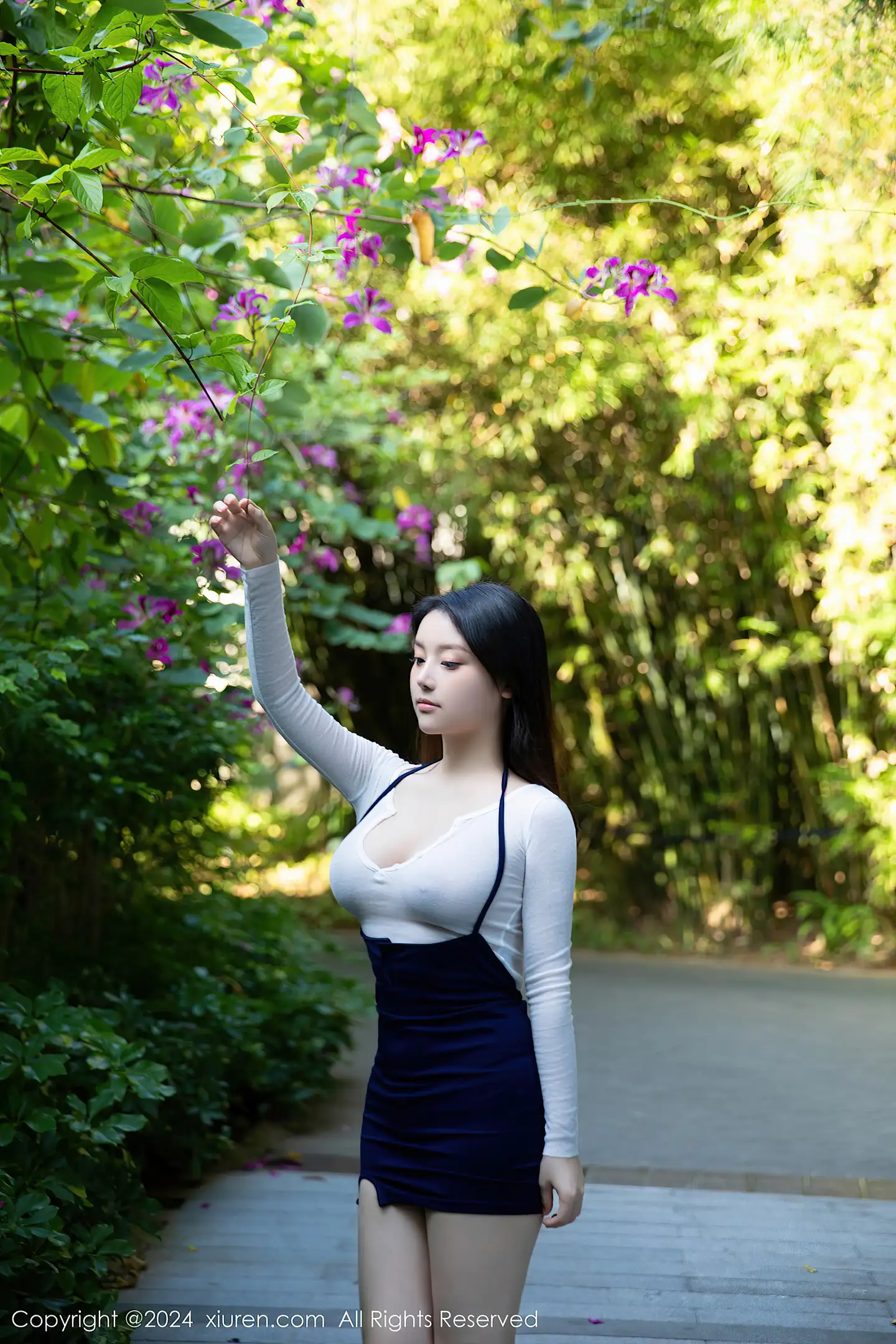 图片[2]-[XiuRen秀人网]VOL.8030 模特豆瓣酱户外场景性感轻透白色上衣秀丰满身材撩人诱惑写真82P-秀人网官方网站